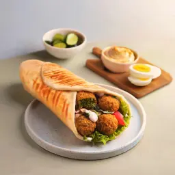 ساندويتش طعمية بالحمص والبيض